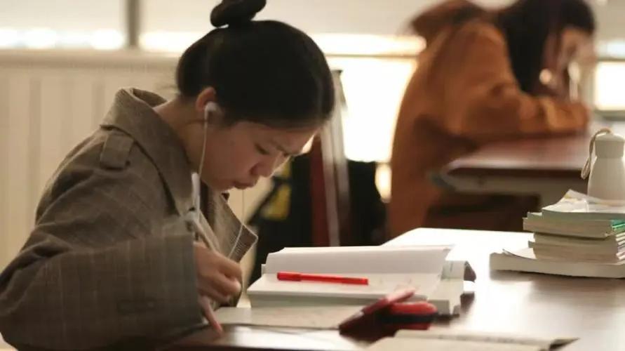 艺海导航：音乐·美术·体育中高级职称评定与专著教材出书出版指南